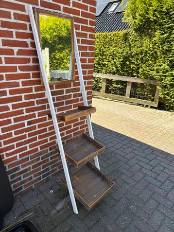 Decoratieve ladder met spiegel en planken