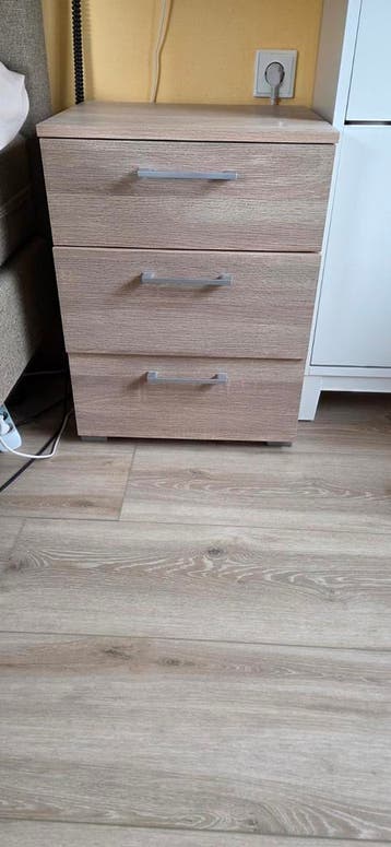 Gratis afhalen twee ladenkastjes