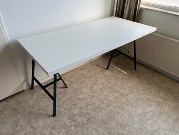 Modern wit bureaublad met losse stalen onderstel en stoel