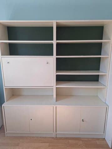 GRATIS!!! Witte boekenkast met barruimte en opbergruimte.