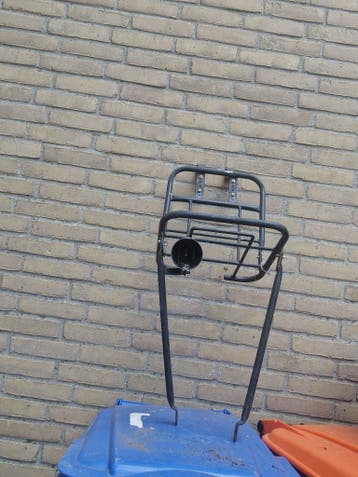 Stevig zwart fietsrekje voor voorop de fiets