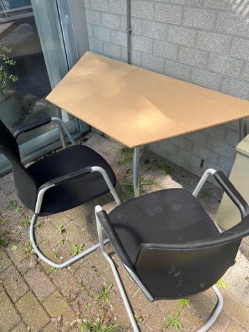 GRATIS: bureau met 2 stoelen
