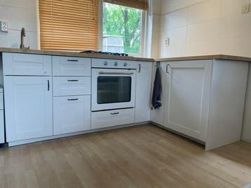 Keuken, compleet met apparatuur en kraan