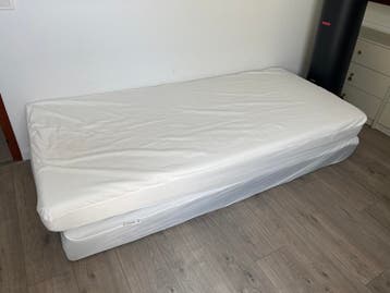 Gratis 2 matrassen 90x200 cm met waterdichte hoezen