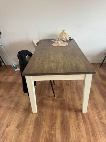 Eettafel met lade - robuust en praktisch