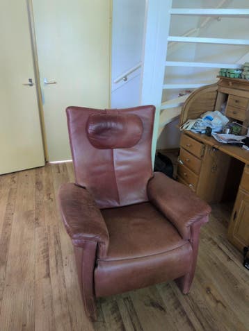 2x Bruine leren relaxfauteuils