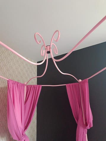 Gratis leuk roze hemelbed in prima staat, compleet