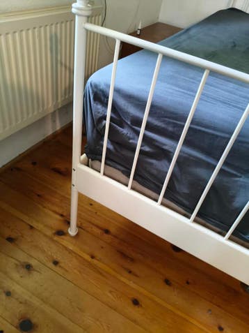 Bed met spijlen 140x200 cm inclusief matrassen (gratis)