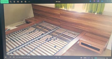 Tweepersoonsbed met lattenbodems en nachtkastjes