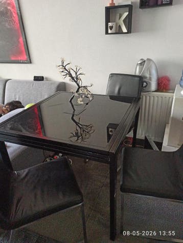 Gratis eettafel met vier stoelen
