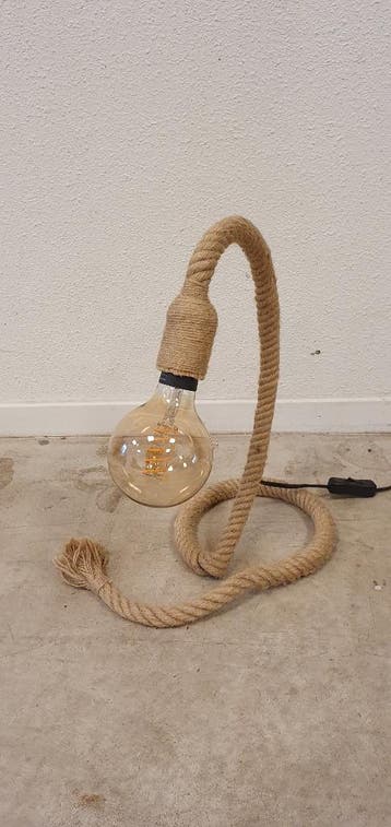 tafellamp gemaakt van touw