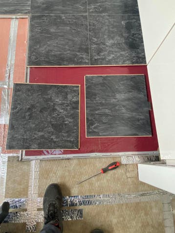 grijze natuursteenlook PVC-tegel met een leisteenstructuur