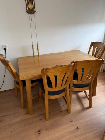 Eikenhouten eettafel met 4 stoelen