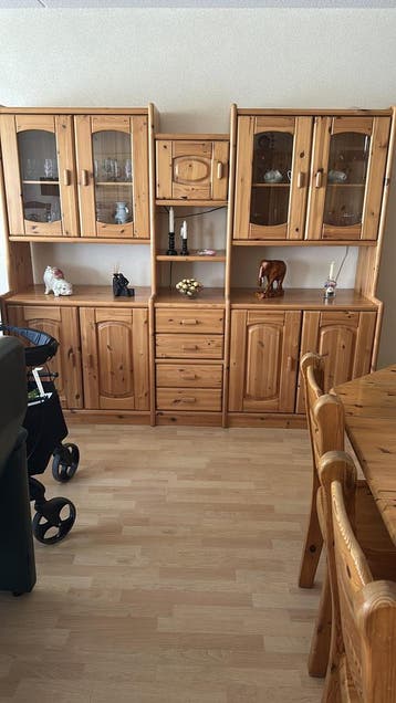 Grenen wandkast met verlichting