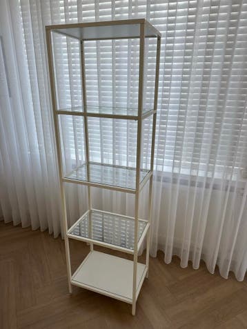 Stijlvolle witte vitrinekast met glazen planken