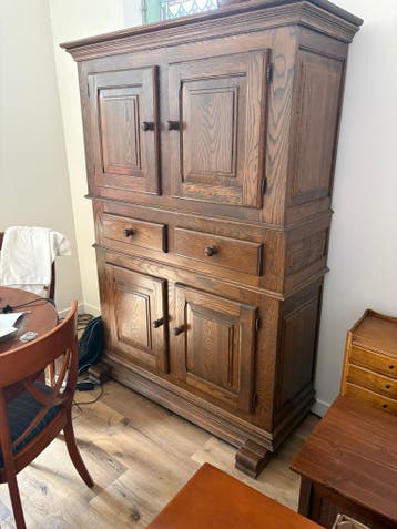 Prachtige eikenhouten kast met veel opbergruimte