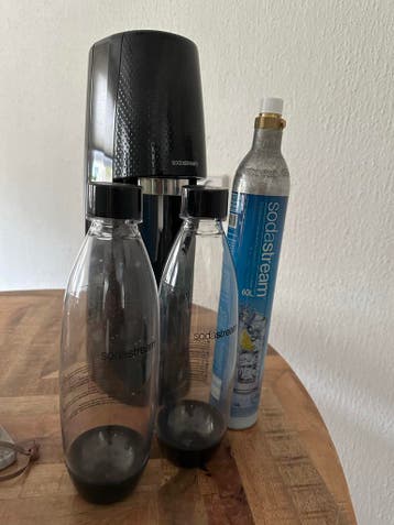 Sodastream met 2 flessen en CO2-cilinders