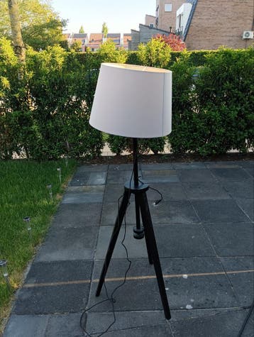 Moderne vloerlamp met driepoot en witte kap