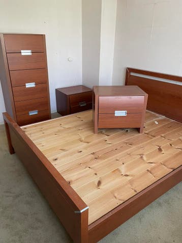 2 persoons bed met 2 nachtkastjes en ladekast