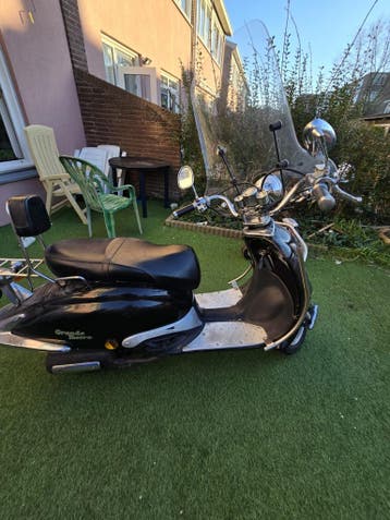 Scooter met defect gashendel en verbogen standaard