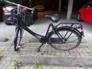 Gratis voor ijzerhandelaarZwarte damesfiets met voordrager