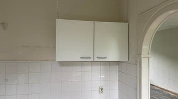 Complete witte keuken met gasfornuis en spoelbak