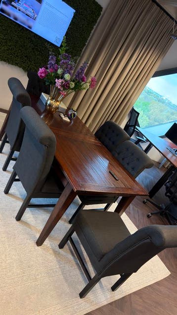 Elegante houten eettafel met 6 stoelen