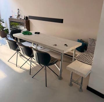 Gratis: Stijgerhouten eettafel met bank en stoelen