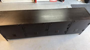 Gratis ijzeren,stalen kast dressoir