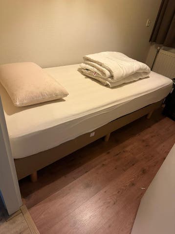1pers boxspring met nachtkastje