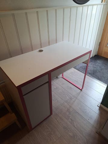 Gratis IKEA Micke kinderbureau wit/roze - gratis af te halen