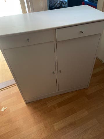 Gratis Witte kast met lades en deuren