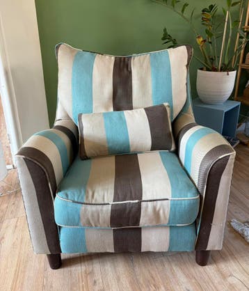 Twee fauteuils bruin/turqoise/camel. Maat (hxbxd): 85x82x90