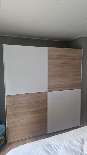 Moderne kledingkast met schuifdeuren - wit/hout