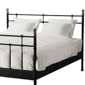 Stevig metalen bed met lattenbodem en matrassen