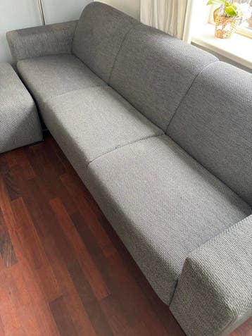 Grijze stoffen hoekbank met losse hokker GRATIS af te halen