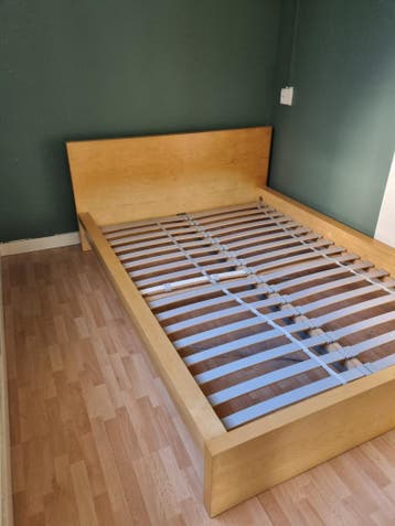 Gratis IKEA Malm bedframe 140x200 (excl. matras)
