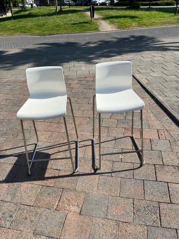 Gratis 2Witte barkrukken met metalen onderstel
