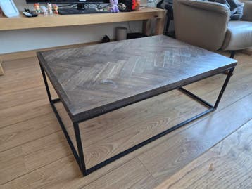 Salontafel met visgraatmotief blad en metalen onderstel