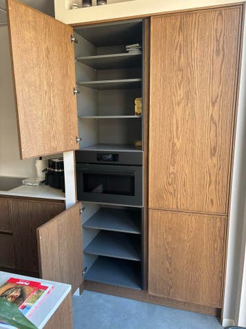 Nieuwe keuken kast zonder deurtjes en planken