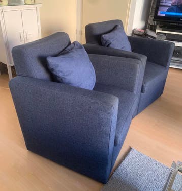 2 blauwe fauteuils met kussens