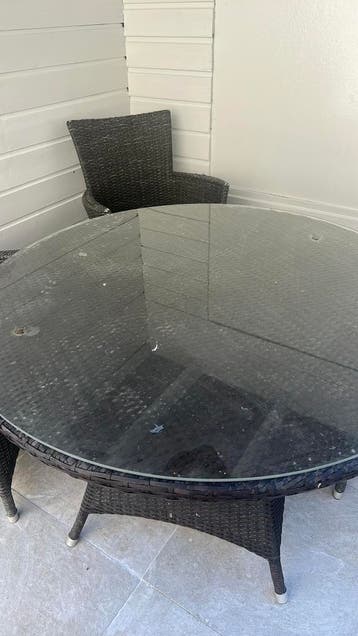 Tuin table and chairs free