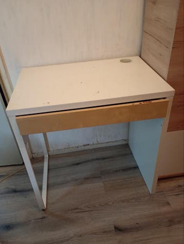 Gratis klein bureau met lade