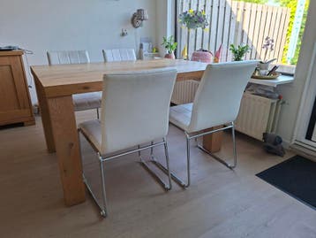 Set van 4 witte eetkamerstoelen met chromen onderstel