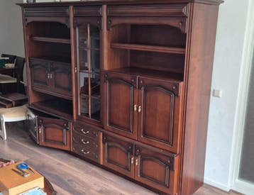 Grote houten wandkast met vitrine en opbergruimte
