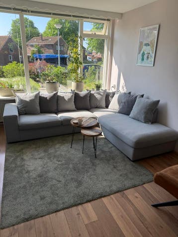 Moderne grijze hoekbank met chaise longue
