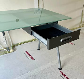 In hoogte verstelbaar bureau met glazen blad 180x60x87 cm