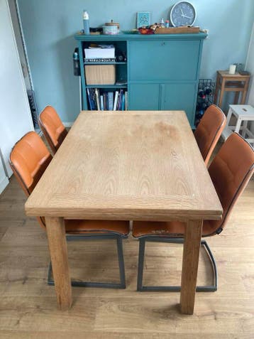 Gratis eettafel met 4 oranje stoelen