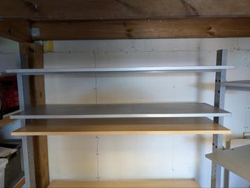 Groot bureau met planken