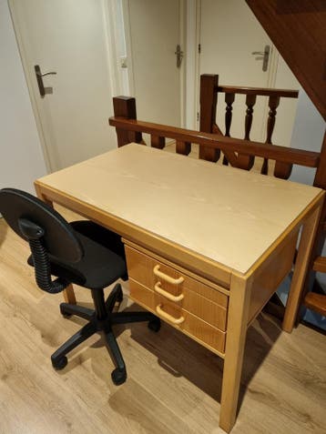 Praktisch bureau met lades en bureaustoel